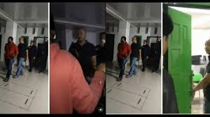 Rambutnya ditarik oleh seseorang berbaju merah yang diduga keluarga pasien. 3vqoe5bmuolysm