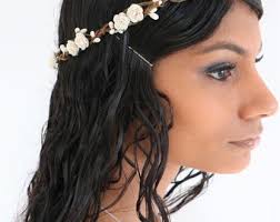 Corona de flores blancas