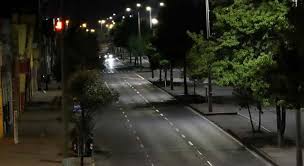 Se denomina toque de queda a la medida que establece un gobierno en situaciones excepcionales para limitar la libre circulación por las calles y la muchas veces el toque de queda se establece en horario nocturno, cuando la vigilancia de las calles resulta más complicada. Toque De Queda Nocturno Bogota Periodismo Publico