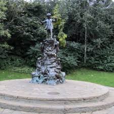 Peter Pan London This Is In The End Of The Movie Hook Peter Is Sleeping By It I Have A Picture Of Me Sleeping Places To See Across The Universe London