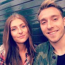 Subito è accorsa in campo lei, sabrina, in lacrime, indosso la maglia della danimarca: Christian Eriksen And Sabrina Kvist Jensen