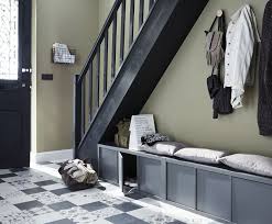 Profitez De L Espace Sous L Escalier Dans L Entree Pour Creer Un Vestiaire Avec Des Rangeme Amenagement Sous Escalier Amenagement Escalier Meuble Sous Escalier