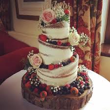 Hier Is Claire Sams Halbnackte Drunter Und Druber Liegende Hochzeitstorte Mit Frischem Obst A Gateau Mariage Alternative A La Piece Montee Fruits Mariage