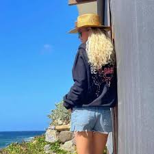 Trois ans et demi après sa disparition, johnny est toujours bel et bien présent dans le cœur de laeticia hallyday. Laeticia Hallyday Rayonnante En Short Avec Les Cheveux Dans Le Vent Toutes Les Actualites Des People