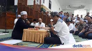 Adapun sembilan kali bacaan dua kalimat syahadat tersebut yang dimaksud adalah bacaan tasyahud pada waktu shalat fardhu dalam sehari semalam. Bacaan Dua Kalimat Syahadat Arab Latin Dan Artinya
