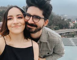 QUIÉN SE DESVELA HOY? Esta noche podrás escuchar “En La Sombra”. Ya  queremos que la escuchen y leer qué les pareció 🔥🙌🏻.