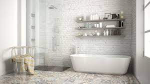 Une idée de carrelage de salle de bains moderne et graphique posé en chevron (source : Idee Carrelage 7 Inspirations Pour Salle De Bain Blog Ideobain