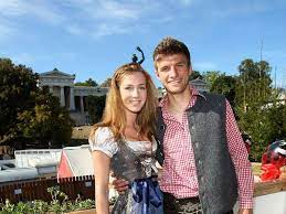 Doch noch lieber als im stadion ist die untypische spielerfrau in ihrem gestüt beim reiten. Thomas Muller Baut Mit Ehefrau Lisa In Otterfing Otterfing