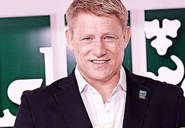 Peter schmeichel was born to mr and mrs jones in a warehouse just on the outskirts of the danish town of axeglad. Peter Schmeichel Biografie Kreativitat Karriere Privatleben