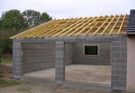 Construire Une Charpente De Garage En 2020 Renovation Petite Maison Construction Maison Petite Maison De Jardin