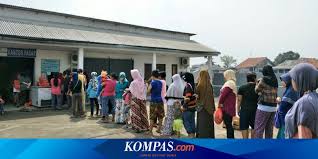 Lembaga pembangunan industri pembinaan (cidb) mencadangkan satu klausa perubahan harga (vop) diperuntukkan kepada projek pembinaan kerajaan bagi mengurangkan beban kontraktor yang terjejas akibat kenaikan harga bahan binaan ketika ini. Melihat Perjuangan Ibu Ibu Antre Beli Bahan Pangan Dengan Kjp Di Siang Hari Bolong