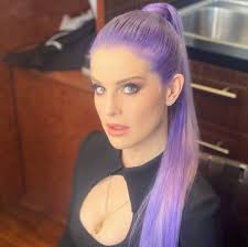 The nine lives of ozzy osbourne szczegółowo opisuje wzloty i upadki kariery jego ojca. Pin By Fabian Bernald On Kelly Osbourne In 2021 Kelly Osbourne Kelly Hair Wrap