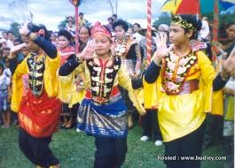 Penari berumur 10 tahun dan berasal daripada semporna, sabah. Dokumentari Sundait Sabah Di Tv2 Sensasi Selebriti