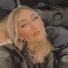 Charlotte Rebecca's Instagram, Twitter & Facebook