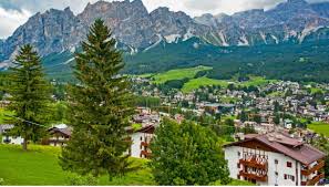 Even in summer cortina keeps its fame for the large variety of sports which take place as well as for live view of cortina d 'ampezzo. Cortina Un Paradiso Green Per Gli Amanti Dello Sport E Del Relax Siviaggia
