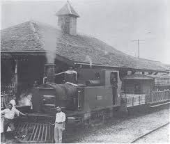 Sebelum ini, ia dikenali sebagai perkhidmatan kereta api borneo utara. Keretapi Sarawak 1915 The Patriots