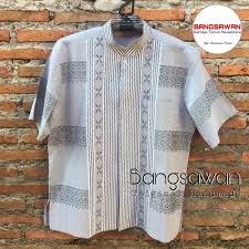 Perpadaduan motif dan warna dalam kemeja batik kelapa gumilar member kesan kemewahan dan elegan saat digunakan atau dipakai, pohon kelapa yang disitilisasi member keindahan untuk kemeja batik ini. Kemeja Batik Tenun Kencana 8 Merek Batik Indonesia Yang Sesuai Dengan Perkembangan Zaman Highlight Id Penjual Batik Solo Terpercaya Insyaallah Amanah Batik Tulis Asli Kemeja Baju Batik Pria Wanita Terbaru Property Gaverment