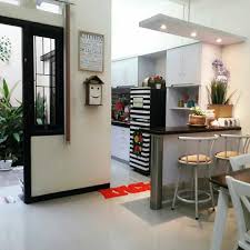 Lebih dari itu, sudah lumrah ada meja dan kursi khusus dekat dapur yang model penataannya mirip seperti di bar. Desain Kitchen Set Dengan Mini Bar Cek Bahan Bangunan