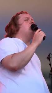 🥹❤ "Piel de gallina y lágrimas": una #crisis en directo del #cantante  #LewisCapaldi acaba en uno de los #vídeos más bonitos de la historia de la  #música #festivales #Gastonbury #sindromedeTourette ...