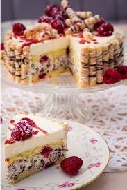 Stracciatella Cake With Raspberries And A Stracciatella Cream Which In Addition Addition Cream Raspberries Stracc Food Eggnog Recipe Liqueurs Recipes