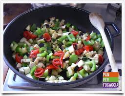 Il primo passaggio è quello di tagliare la verdura, partendo dai peperoni e dalle zucchine, che dovranno rispettivamente essere fatti a. Sugo Con Peperoni Zucchine E Melanzane E Collaborazione Mulino Bianco
