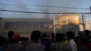 Banyak stand milik pedagang di lantai dua terbakar. Brfcd9fcdz Zum