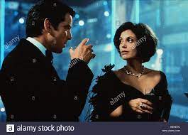 In hamburg triff bond seine ehemalige geliebte und jetzige ehefrau carvers, paris (teri hatcher), bei der eröffnung seines neuen medienzentrums wieder. Pierce Brosnan Teri Hatcher Der Morgen Stirbt Nie 1997 Stockfotografie Alamy