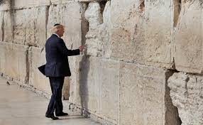 Check spelling or type a new query. Trump Primer Presidente De Eu En Ejercicio En El Muro De Los Lamentos