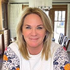 Ellen Menard's Instagram, Twitter & Facebook