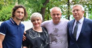 Героиня сериала «в плену у прошлого» категорически не нравится, что ее младший брат любит весело провести время, но сама она всегда готова помочь ему деньгами. V Plenu U Proshlogo Smotret 12 Seriyu Onlajn Efir Ot 23 02 2021 Tv Ua