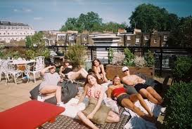 بزي أحمر داكن، قامت جنا عمرو دياب بعمل جلسة تصوير، وبعد نشرها للصور عبر إنستجرام، أثير الجدل حولها. Ø§Ø¨Ù†Ø© Ø¹Ù…Ø±Ùˆ Ø¯ÙŠØ§Ø¨ ØªØ­ØªÙÙ„ Ø¨Ø¹ÙŠØ¯ Ù…ÙŠÙ„Ø§Ø¯ ØµØ¯ÙŠÙ‚Ù‡Ø§ Ø¨Ù€ Ø§Ù„Ø¨ÙƒÙŠÙ†ÙŠ ÙˆÙ…ØªØ§Ø¨Ø¹ÙˆÙ‡Ø§ ÙÙŠÙ† Ø¨Ø§Ø¨Ø§ Ù†Ø¬ÙˆÙ… Ø§Ù„ÙÙ† Ø§Ù„Ù…ÙˆØ¬Ø²