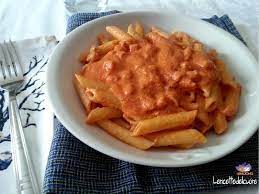 Fate un soffritto con la cipolla , la pancetta e il peperoncino Penne Fume Ricetta Semplice Le Ricette Del Cuore