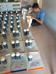 Salah satu cara menghilangkan ketombe adalah dengan memakai shampo yang dibuat khusus untuk memberantas ketombe di kepala. Ezywash Cement Remover