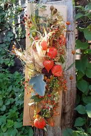 Herbstdeko Auf Holzbrett In 2020 Herbst Dekoration Selber Machen Tisch Herbstdeko