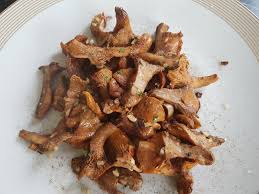 Allumer le grill du four. Recette De Girolles Poelee De Girolles Persillees Jemangefrancais Com
