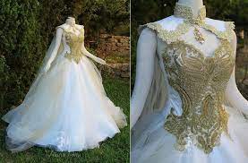 Schau dir unsere auswahl an extreme micro string an, um die tollsten einzigartigen oder spezialgefertigten handgemachten stücke aus unseren shops für kleidung für frauen zu finden. Konigliches Ballkleid Brautkleid Mit Einem Goldverzierten Oberteil Ballkleid Brautkleid Einem Goldverzierten Kleider Hochzeit Ballkleid Hochzeit Kleidung