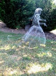 Chicken Wire Ghost I D Like To Try Something Like This Outdoor Halloween Halloween Outdoor Decorations Halloween Garden