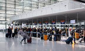 Sehen sie zuallererst auf ihrem ticket nach, zu welchem terminal sie müssen. Datei Flughafen Munich Check In Terminal 2 Jpg Wikipedia