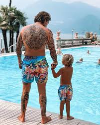Born in woerden in 1994, hazes also appeared on the children's ice dancing show kinderen dansen op het ijs and played the role of bram barends in the dutch soap. Andre Hazes Schrijft Nummer Voor Zoontje Kleine Grote Vriend Je Gaat Me Vanaf Nu Minder Zien Muziek Hln Be