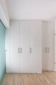 Schrankfront In Zwei Unterschiedlichen Tiefen Aus Holzwerkstoffplatte Acryl Hochglanz In 1a Ausfuhrung Ohne Verzerrungen I Nischenschrank Einbaumobel Schrank