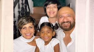 That's what mandira bedi did. Qt Rcskw Ddyam