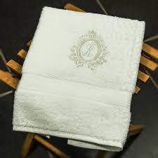Handtucher Gastehandtucher Mit Monogram Mit Sehr Edler Stickerei In 2020 Monogram Towel