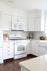 Off whites also pair nicely with large cooking spaces and high ceilings. Hausratversicherungkosten Best Ideas Excellent Brown Kitchen Cabinets White Appliances Collection 4975