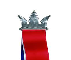 Den kan brukast igjen, år etter år, og er ei fin gåve til store og små. 17 Mai Sloyfe Krone Nordaker Bunader Bunad Damebunad Herrebunad Barnebunad