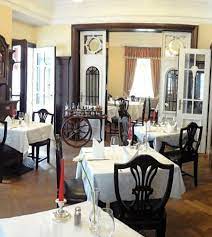 Each of the appealing rooms is lovingly decorated and leaves nothing to be desired. Restaurant Weisses Haus