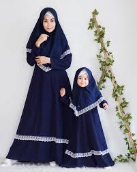 Trend model baju anak perempuan untuk santai saat ini lebih banyak mengedepankan warnanya yang kalem tapi cerah. 26 Setelen Model Gamis Couple Ibu Dan Anak Modis Hijabtuts Model Pakaian Gadis Gaun Bayi Perempuan Gaun Anak Perempuan