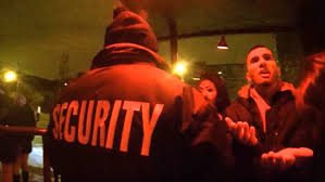 Boîte de nuit, images du domaine public, gratuit, pas de droits d'auteur. Un Videur De Boite De Nuit Filme Sa Soiree Du Nouvel An