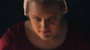 Les servantes sont affectées au sein des familles dirigeantes, jusqu'à ce qu'elles mettent au monde les enfants tant désirés. Retour De The Handmaid S Tale Pourquoi Cette Saison 3 Va Hanter Votre Ete Lci