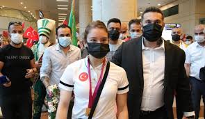 Yerel haberler dünya şampiyonu ayşe begüm onbaşı,. Ayse Begum Onbasi Yurda Dondu Tum Spor Haber