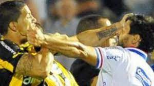 Pelea entre hinchas de peñarol y estudiantes. Suspenden A Nueve Futbolistas Uruguayos Por Pelea En Partido Bbc News Mundo